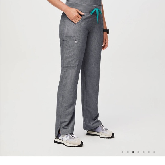 NIP FIGS Petite Kade Cargo Scrub Pant - Picture 1 of 4